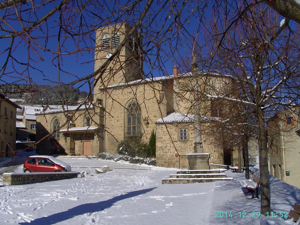 Вілла Cellier De La Fontaine Saint-Georges-en-Couzan Номер фото